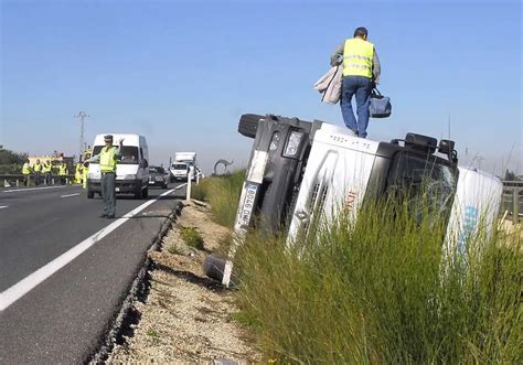 Accidente En La Ap 7 El Vuelco De Un Camión Obliga A Cortar La Ap 7