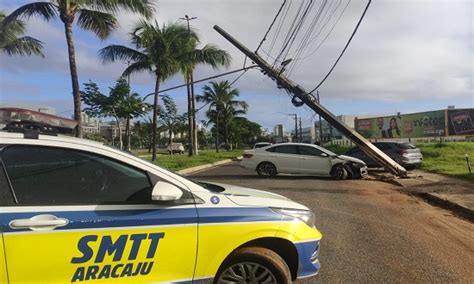 Condutor perde controle de veículo e bate em poste na zona sul O que