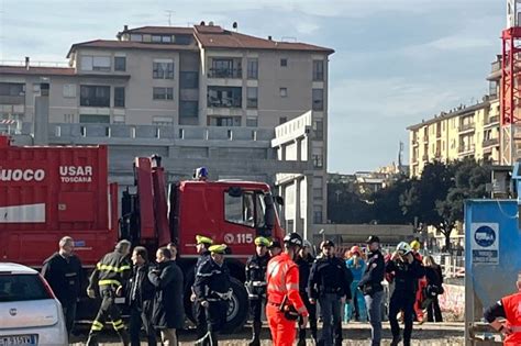 Firenze Crollo Nel Cantiere Le Immagini Corriere It