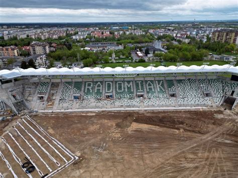 Budowa stadionu dla Radomiaka z lotu ptaka Z góry widać jak rośnie