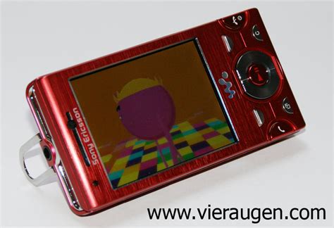 Test Sony Ericsson W995: Sony Ericsson W995 mit Ständer