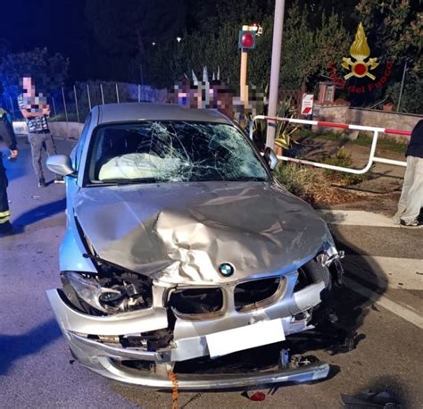 SCONTRO TRA AUTO E MOTORINI A FOLLONICA DUE RAGAZZI TRASPORTATI A SIENA