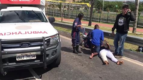 Motociclista E Carona Ficam Feridos Ap S Batida Carro Na Av