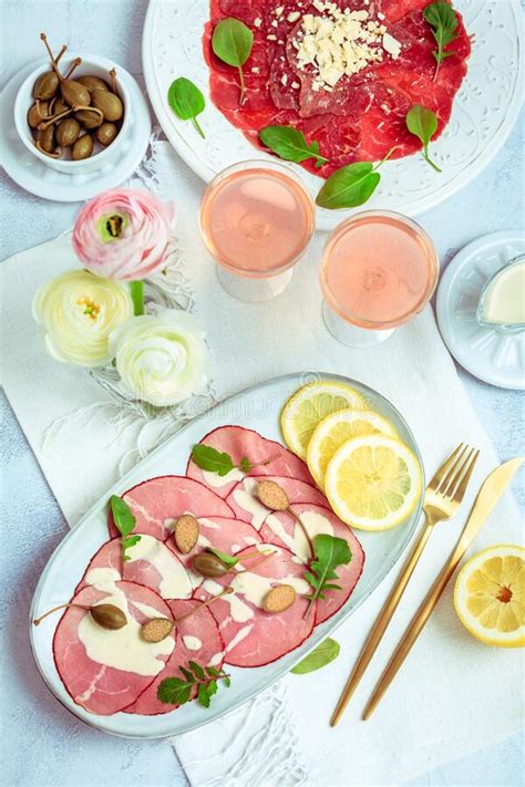 Aperitivos Vitello Tonnato Y Carpaccio De Ternera Con Dos Copas De Vino