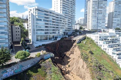 más de 200 personas fueron evacuadas por un enorme socavón en la costa