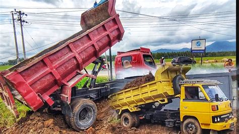 Dump Truk Mobil Tongkang Mitsubishi Toyota Bongkar Muatan Tanah