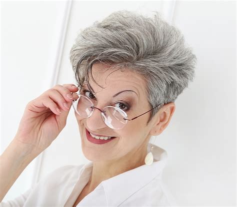 23 Short Hairstyles For Women Over 50 To Flaunt With Glasses