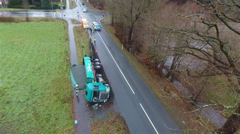 Unfall Bei Barmstedt Laster Kippt In Graben Stra E Gesperrt Shz