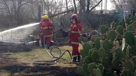 Una dotación de bomberos acudió a apagar un incendio en un terreno