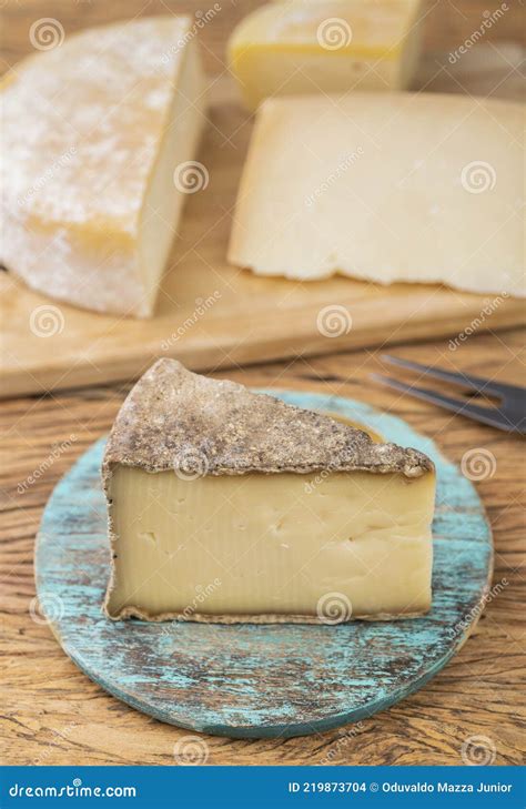 Queso Pardinho Artesanal De Brasil Sobre Tabla De Madera Con Canastra Y