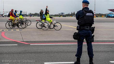 Ratusan Aktivis Greenpeace Terobos Bandara Naik Sepeda Global