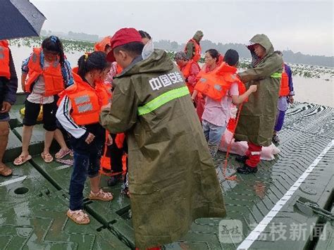 救援“航母”来了！中国安能连夜搭建应急动力舟桥，紧急转移河南新乡受灾群众荔枝军事荔枝网新闻