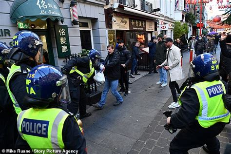 Met Police Surround Pubs And Order Hooligans Participating To The Pro