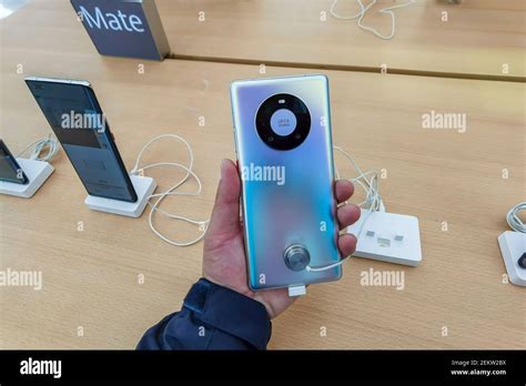 Im Flagship-Store von Huawei an der East Nanjing Road stehen Kunden ...
