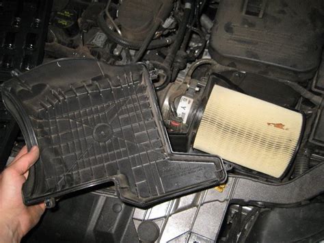 Ford Focus Engine Air Filter Replacement Guide 008