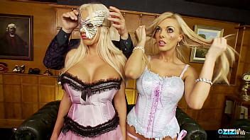 Dos Rubias Enmascaradas Disfrutan Follando Con El Mismo Chico XVIDEOS