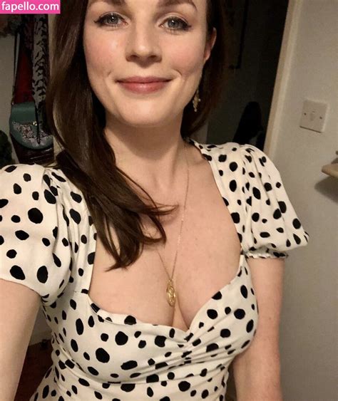 Aisling Bea Baby Aisling Weemissbea Nude Leaked OnlyFans Photo 16