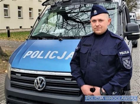 Policjant Z Krzyk W W Czasie Wolnym Od S U By Udzieli Fachowej Pomocy