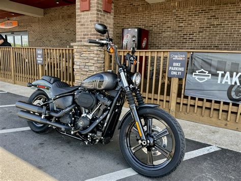 Harley Davidson Street Bob Gauntlet Gray Metallic Vivid