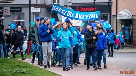 Niebieski Marsz dla Autyzmu i happening na pl Legionów w Wieluniu