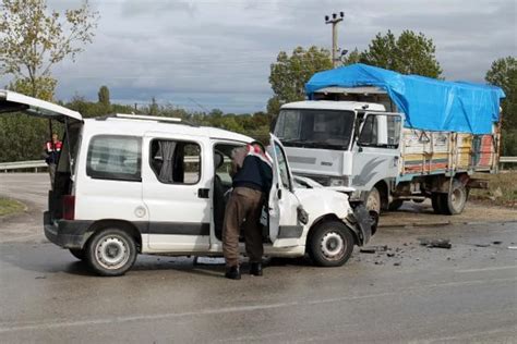 Kamyonet ile Hafif Ticari Araç Çarpıştı 1 Ölü 6 Yaralı Haberler