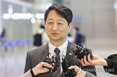 취재진과 질의응답하는 통상교섭본부장 연합뉴스