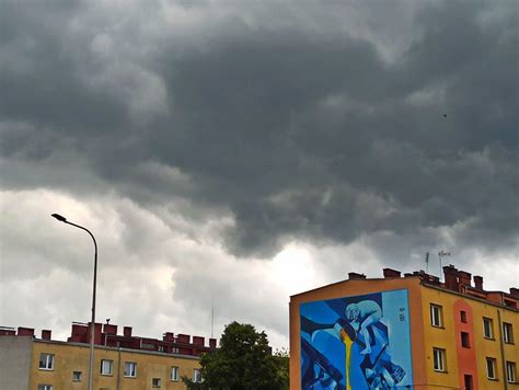 Słoneczna pogoda może przejść w deszcz i burzę Lokalnie może pojawić