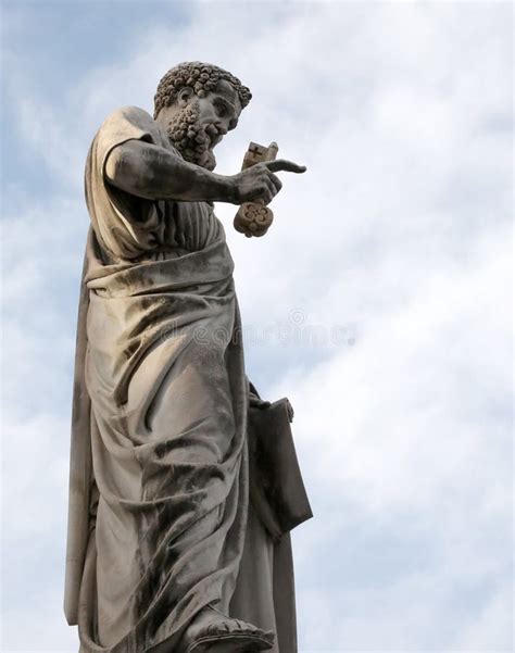 Estatua Antigua De San Pedro Con Llaves En La Mano Foto De Archivo