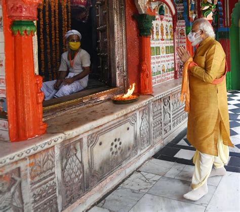 Pm Modi Prays At Hanuman Garhi Temple In Ayodhya