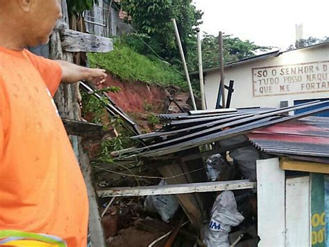 G1 Casa Desaba Na Zona Oeste De Manaus Durante Chuva Notícias Em