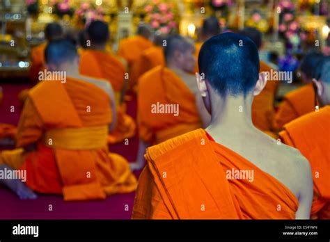 Bangkok Thailand Monks Hi Res Stock Photography And Images Alamy