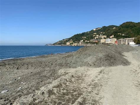 Voltri Ripascimento In Ritardo E Spiaggia Inaccessibile Foto