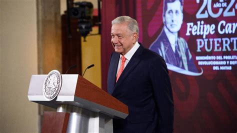 AMLO recibe el primer ejemplar de su libro Gracias saldrá a la