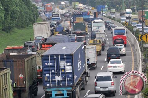 Jalan Tol Bekasi Jakarta Macet Total Antara News