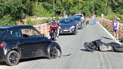 Scontro Frontale Tra Una Minicar E Una Moto