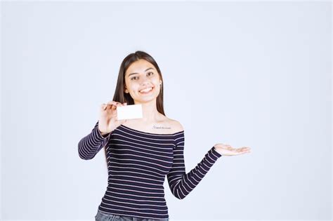 Menina Camisa Listrada Apresentando Seu Cart O De Visita