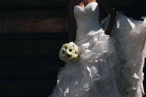 1024x768 Wallpaper Woman Wearing Bridal Gown Holding Flower Bouquet