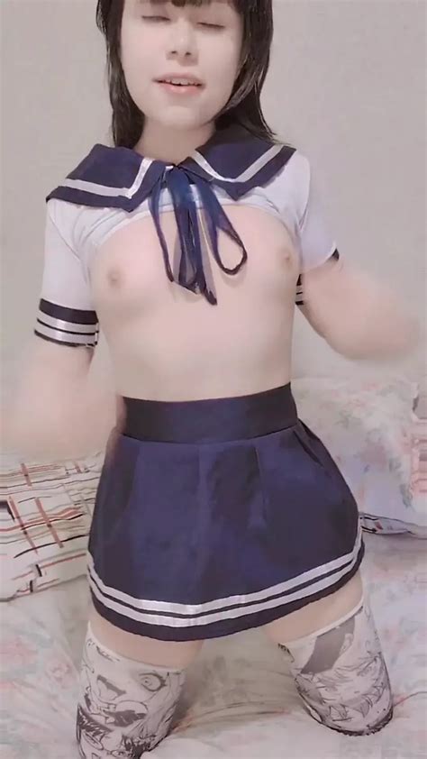 Sailor college in uniforme e questo dildo è una combinazione classica che adoro Si masturba con