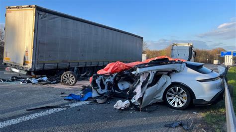 Tödlicher Unfall auf A5 am Hattenbacher Dreieck Sportwagen kracht in