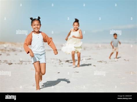 Joyeuse Et Nergique Petite Fille Courant Et Jouant La Plage Avec Ses