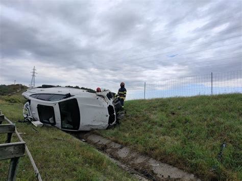 Foto Ma In F Cut Praf Pe Autostrada A Dou Femei Transportate De