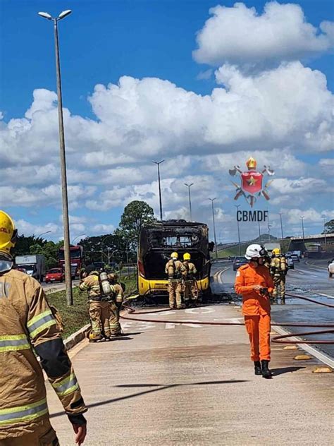 V Deos Nibus Do Brt Pega Fogo Perto Do Park Way E Fica Totalmente