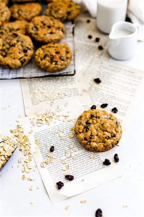 Vegan Oatmeal Raisin Cookies