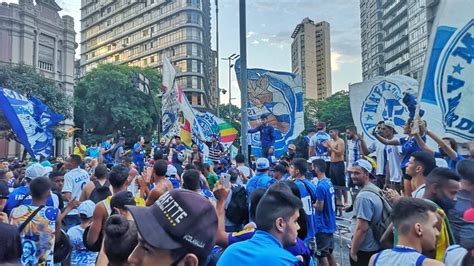 Torcedores do Cruzeiro protestam por mudanças e participação nas eleições