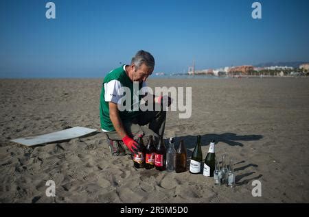 M Laga Espa A Th De Junio De Una Botella Abandonada Se Ve