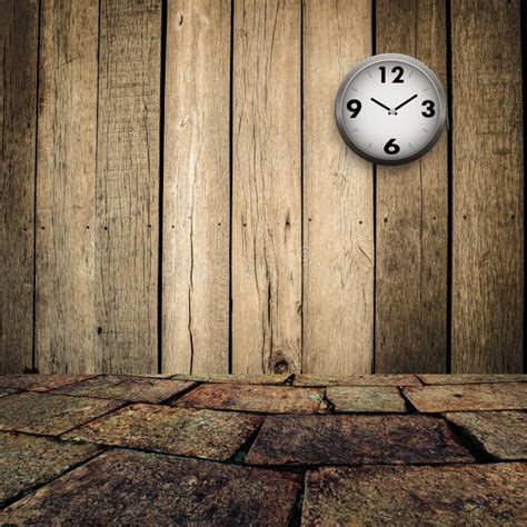 Vieille Horloge Sur Le Mur En Bois Sale Et Le Plancher De Brique Photo