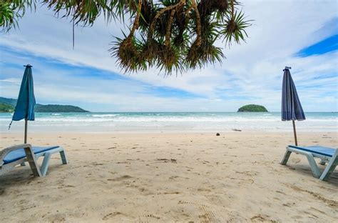 Plage De Sable D été Avec Chaise De Plage Et écume De Mer S affrontant