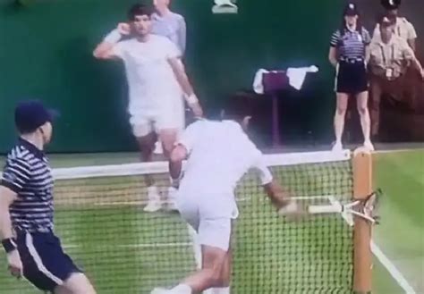 Djokovic détruit sa raquette contre le poteau du filet lors de la