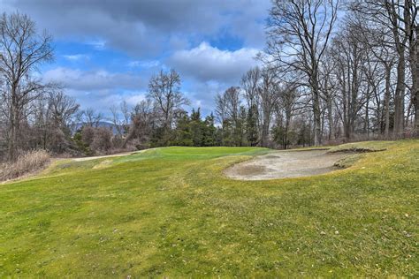 Vernon Township Home w/ Deck on Golf Course - Home Rental in Vernon Township