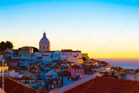 Sonnenaufgang über der Altstadt von Lissabon Stock Photo Adobe Stock